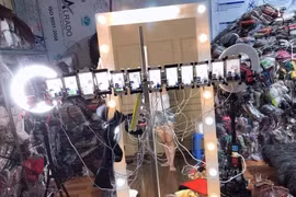Choáng với hậu trường livestream bán hàng online: Cầu kỳ như trường quay