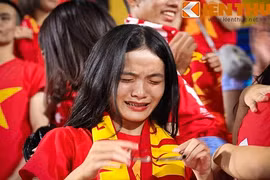 U19 Việt Nam thất trận, dàn CĐV nữ bật khóc trên khán đài