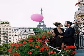 Gái xinh tung tẩy ôm bóng bay màu hồng phượt khắp Paris