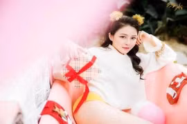 Sợ fan quên tên, tình cũ Pewpew lại “hở hang” trước mùa Giáng sinh