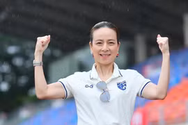 Bóng đá Thái Lan có biến, Madam Pang bất ngờ "hứng đạn"