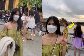 Diện đầm trễ vai đi Hội An, cô gái ngẩn ngơ vì "đụng hàng"
