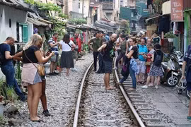 Chụp ảnh trên đường sắt, giới trẻ đang “cợt nhả” với tử thần