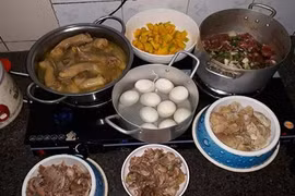 Thực đơn ăn sang chảnh hơn người của chú chó Alaska gây choáng