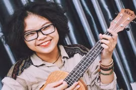Cô gái 4 mắt gây sốt với bài hát khoe “vòng 1 lép“