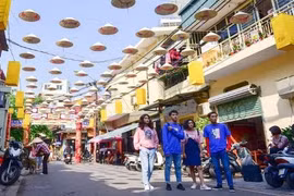 Giới trẻ Hà Nội khoe ảnh phố Nón lá “xịn xò” chẳng kém Hội An