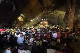 Chùa Hương ngập trong "biển người" dù chưa khai hội