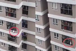 Clip em bé rơi từ tầng 12 chung cư, ai xem cũng thót tim