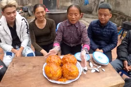 Bà Tân Vlog gây tranh cãi khi làm món trứng đà điểu nướng