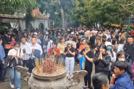 Hàng vạn người dân đổ về Đền Hùng dâng hương trong ngày đầu nghỉ lễ