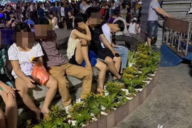 Cuối tuần lên phố đi bộ, dân mạng phát nản với hành động này....