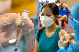 Tiêm vắc xin 4 ngày, uống lại thuốc cao huyết áp được chưa?