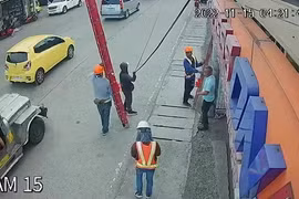 Video: Cụ bà bị xe tải đâm ngã và màn giải cứu như phim 