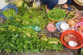 35 nghìn đồng/mớ rau muống, bà nội trợ phát hoảng khi đi chợ