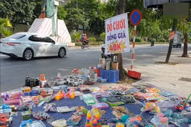 Đồ chơi trẻ em chạy bằng pin không nhãn mác bày bán la liệt