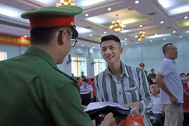 Nước mắt ngày đặc xá và hành trình về thắp nén hương lên bàn thờ mẹ