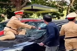 Tạm giữ hình sự tài xế hất CSGT lên nắp ca pô ô tô bỏ chạy