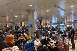 Bến xe, sân bay nhộn nhịp khách về quê đón tết