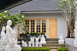 Ngôi nhà chữa lành tâm hồn, decor bằng nhiều tượng phật