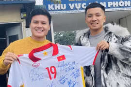 Bán đấu giá áo Quang Hải, Duy Mạnh ủng hộ trẻ em khó khăn