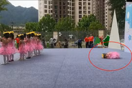 Đang múa, bé gái nằm ngủ luôn trên sân khấu