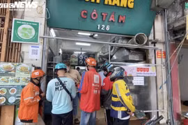 Rang cơm bằng máy, chủ quán rảnh tay đếm tiền trăm suất