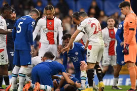 Sốc đội trưởng Chelsea bị đá vào đầu, bất tỉnh trên sân