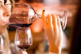 Đã uống rượu vang nên tránh xa những món ăn này