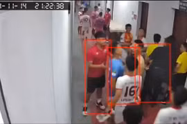 2 cầu thủ Hạng Nhất đánh nhau trong hầm sân chảy máu mũi