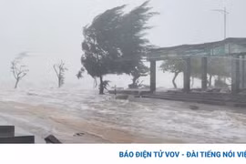 Mưa to, sóng lớn gây ngập đường và khu dân cư Thừa Thiên Huế