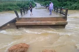 Lũ cuốn sập cầu Bến Nhạ - Thanh Hóa