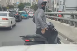 Nam thanh niên đi sai đường khiêu khích tài xế xe hơi