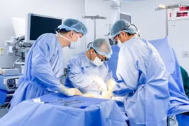 Đi khám sức khỏe, bé gái 13 tuổi phát hiện khối u buồng trứng