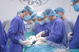 Nữ sinh 15 tuổi thủng hành tá tràng do... áp lực học tập 