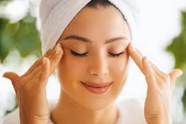 Cách massage mặt trước khi ngủ giúp da săn chắc
