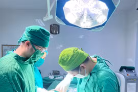 Bé trai đột ngột đau vùng bìu, tinh hoàn sưng to sau trận đá bóng 