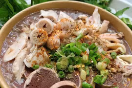 Cháo lòng lọt top món ăn đường phố ngon nhất Đông Nam Á