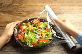 Sai lầm khi dùng màng bọc thực phẩm gây hại sức khỏe, ít ai biết