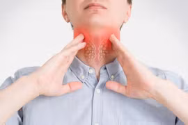 Ngạt mũi, hắt hơi, đi khám bất ngờ phát hiện sùi mào gà vùng họng