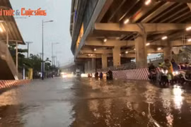 Mưa lớn, tuyến đường gần trạm Metro Suối Tiên ngập nặng