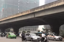 4 năm vẫn loay hoay quản Uber, Grab