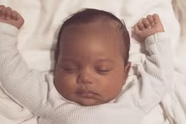 Kim Kardashian lần đầu khoe ảnh con trai