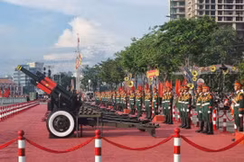 Cận cảnh đại bác rền vang chào mừng Đại lễ 30/4 tại Bến Bạch Đằng