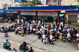 Sau tăng giá, người dân TP. HCM vẫn phải xếp hàng chờ đổ xăng