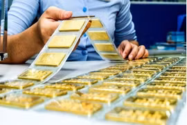 Giá vàng tiếp tục leo thang, rủi ro cho nhà đầu tư lướt sóng?