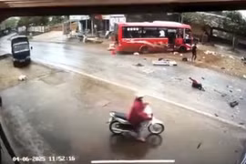 Xe khách va chạm xe đầu kéo, hành khách bay ra ngoài