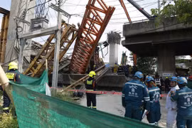 Sập cầu ở Thái Lan, nhiều người bị chôn vùi dưới đống đổ nát
