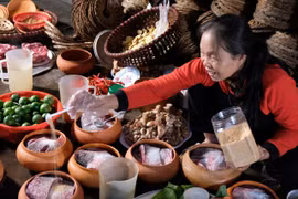 Làng Vũ Đại “đỏ lửa” kho cá bán Tết, giá cao vẫn “cháy hàng”