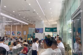 Ngày đầu ngân hàng bán vàng SJC: Dân ngóng giá thấp, chờ "xuống" tiền