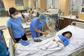 3 mẹ con bị đàn ong từ khách sạn bay ra đốt kinh hoàng 